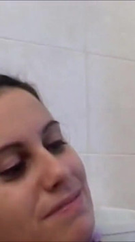 Mentre mi lavo la figa si eccitava e mi ha scopato in bagno
