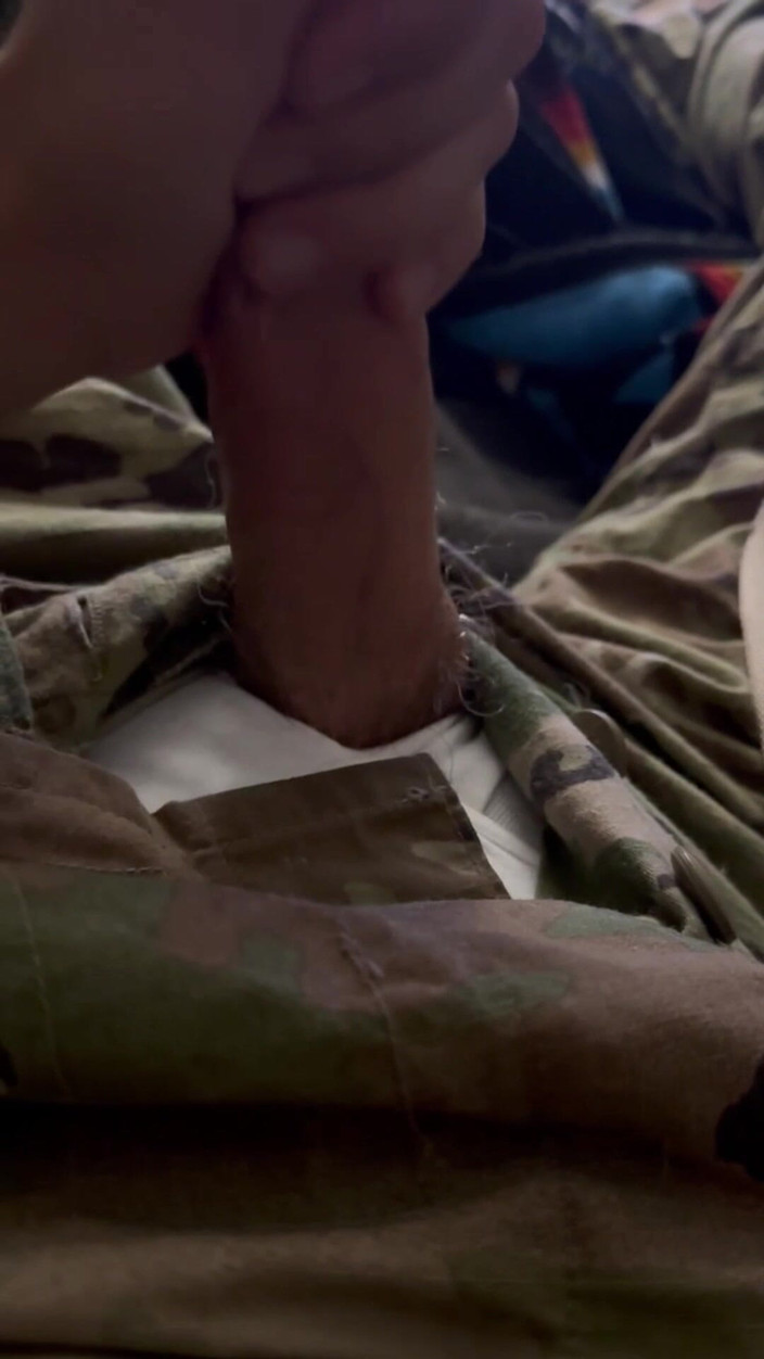 Gay Soldier Stuff: Cowok sange dengan baju ketat dan joki oranye lagi asik...