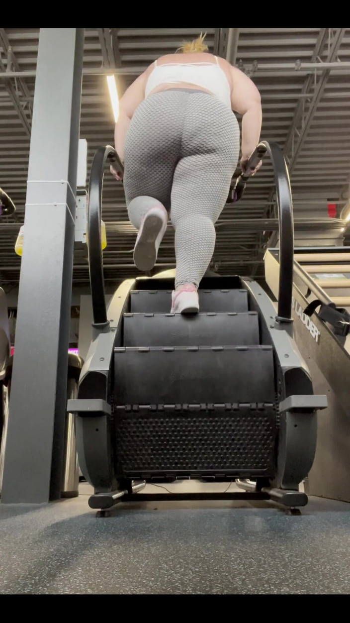 Miss Pink Plush: Skulle du hjälpa till att träna mig i gymmet eller...