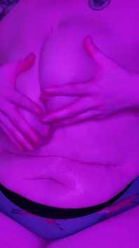 기름을 물로 들이대고 스티커를 부착한 거유