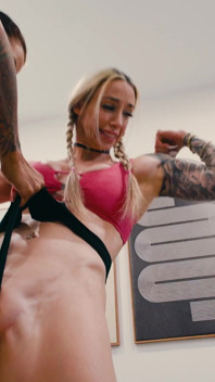 Une fille musclée se fait baiser après wedgie ! Mars Solo et Andi Wild