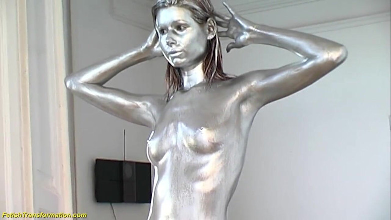 Fetish Islands: รูปปั้นหัวโล้นสีเงินเมทัลลิกโพสท่ายั่วยวน