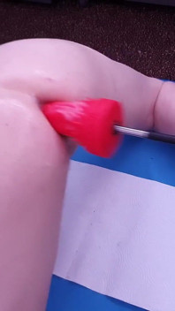Lisa si tante seksi lagi asik muasin memeknya pakai dildo sampai muncrat