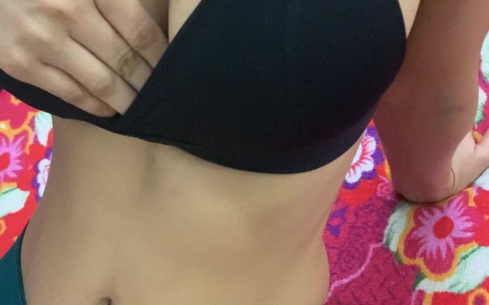 Komal sexy studio: Guardami spogliarmi lentamente e tocco ogni centimetro del mio corpo...