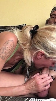 Ich komme mit einem mann in Arbeitskleidung zu mir nach hause und gebe ihm einen blowjob, bis er in meinen mund kommt