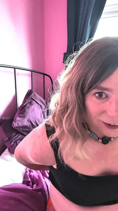 그녀의 정액을 쏘는 벌거벗은 Nikki!