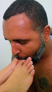 Adoration Profonde: Embrasser Et Lécher Les Pieds Parfaits De Cette Merveilleuse Brune
