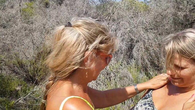 SweetSusi: Đồng tính nữ mò mẫm trong cồn cát