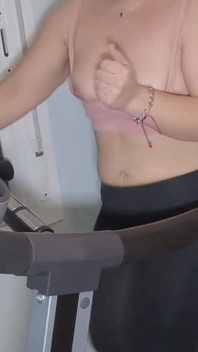 젖탱이가 튀어오르는 동안 러닝머신을 하는 큰 엉덩이의 PAWG Girl, 체육관에서 젖탱이를 보여주는 핫한 마누라
