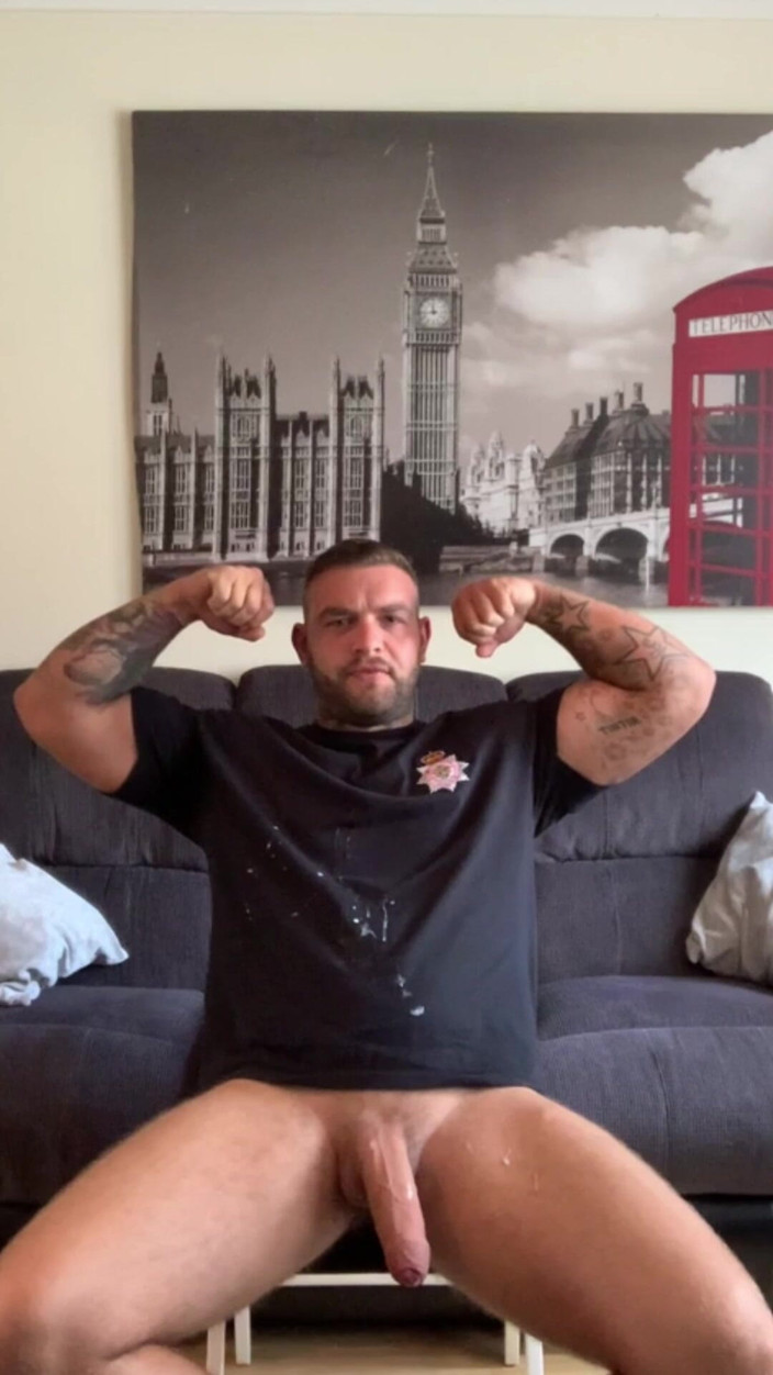 Andyleexxx: Пожарный Энди кончает