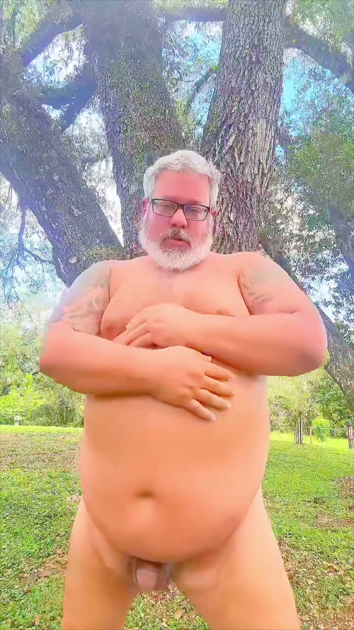 Hand-Free-Daddy-Chub: Urso dançando nu no deserto mostrando seu buraco