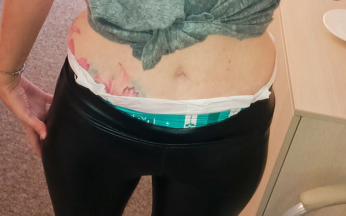 FrauleinP: Kencing dalam seluar kulit dan sandal dapatkan saya ke puki...