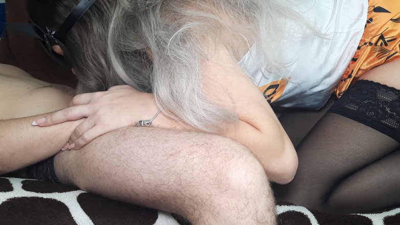 Viktoria_sekret: schönheit lutscht schwanz und bekommt einen orgasmus mit sperma