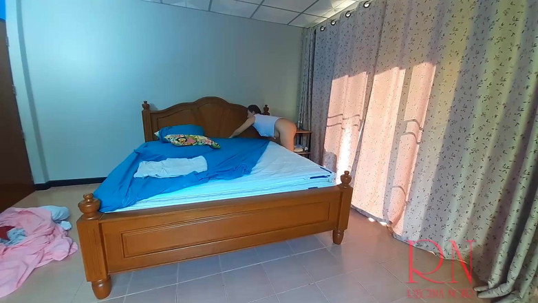 Regina Noir: Nüdist kahya Regina Noir bir evi temizliyor ve yemek pişiriyor,...