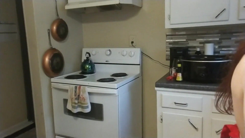 lilredvelvettt: Sadece önlükle çorba pişiriyor