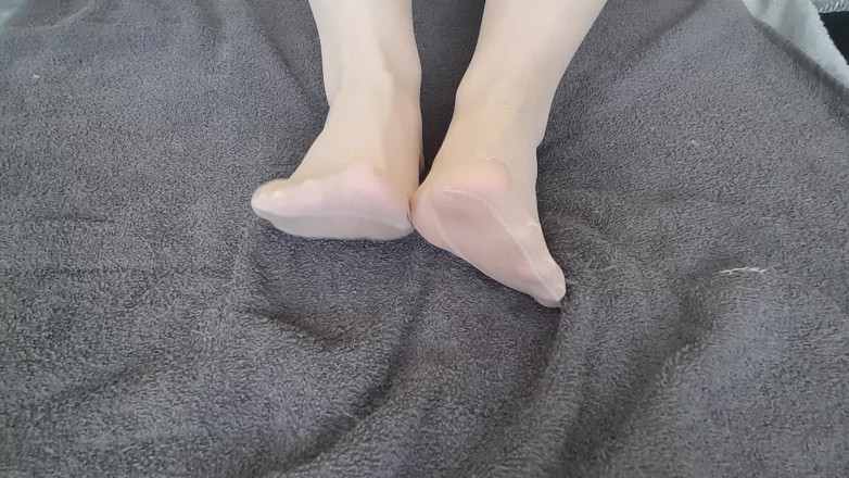 Curly_Dreams: สาดน้ําบนเท้าไนลอนของฉัน