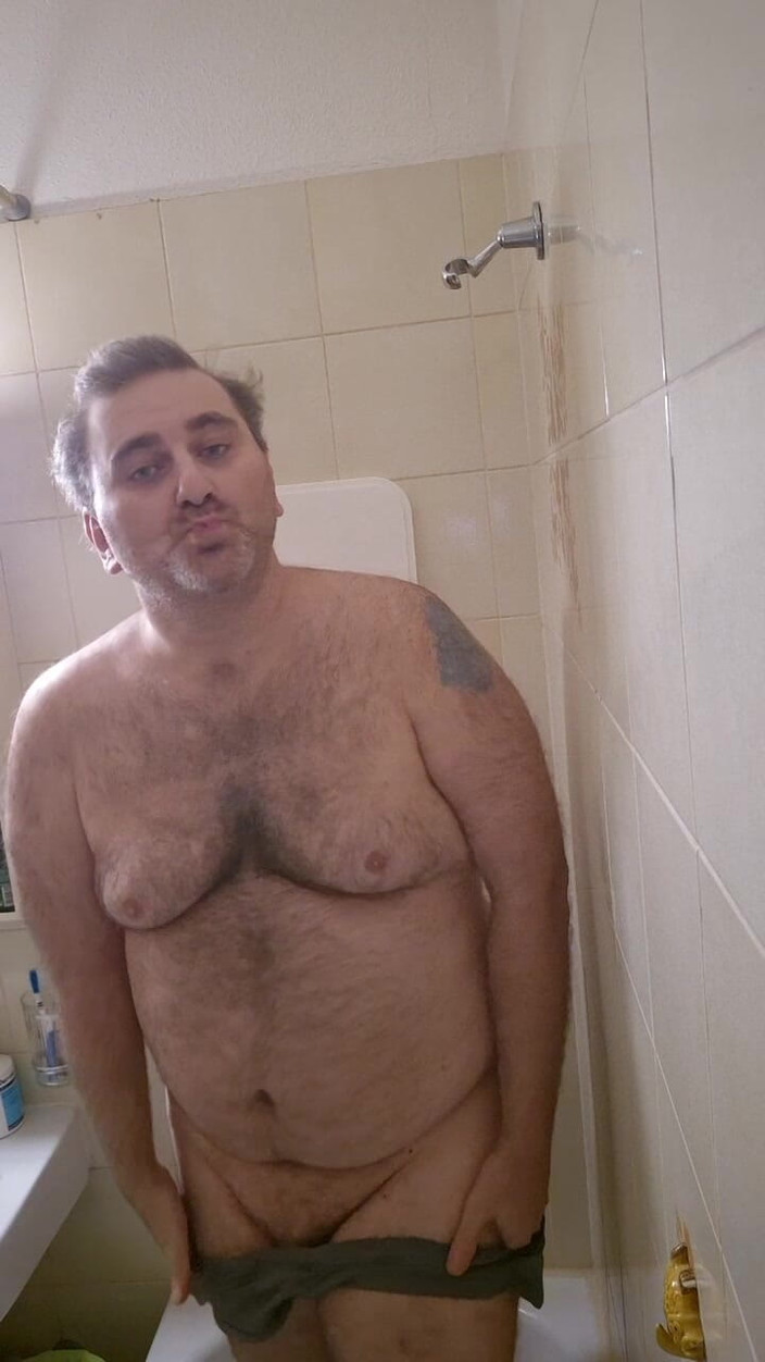 ChubbyDaddyBearLuka: Molliger papi-bär duscht