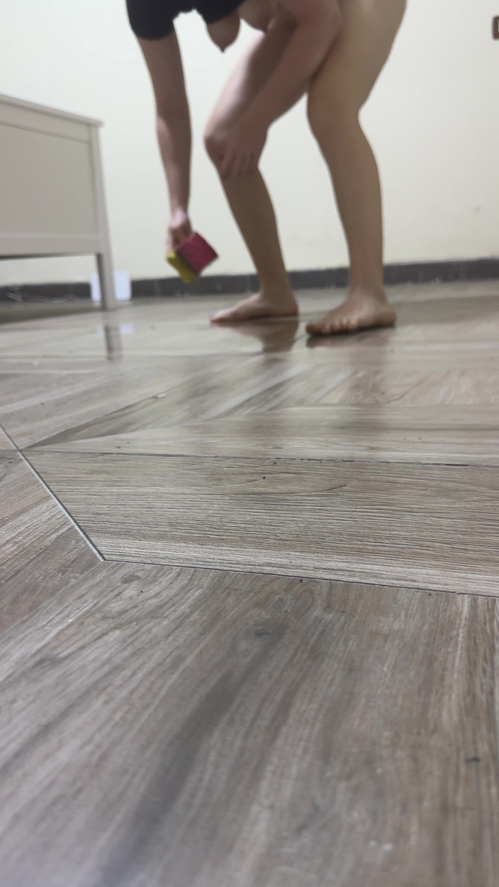 SweetLucy96: Saya kencing dalam gelas dan melancap