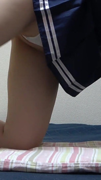 일본 여친 기숙사 방, 미니스커트 입은 소녀가 있는 방, 짧은 학생 유니폼, 마이크로 끈 팬티, 흰색 양말