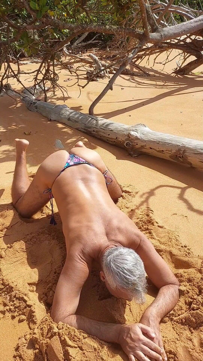 Ladysilvas: Ladysilva w bikini na plaży pokazując jej gorący tyłek, pełen...