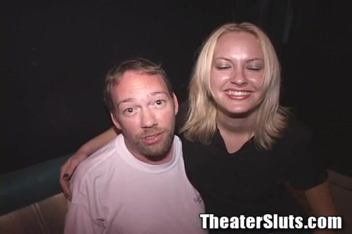 Theater Sluts: นางฟ้า blonde โดนน้ำแตกคาปาก gangfuck ในปาร์ตี้โรงหนังโป๊ น่ารักสุดๆ!