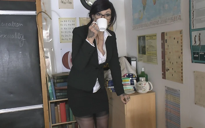 St Mackenzie's Archive: Мисс Хендрикс ведет себя плохо в ее уроке сексуального воспитания