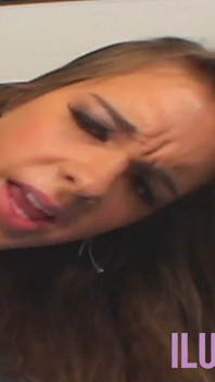 Stříkání na nohy velkého zadku brunetky milf děvky