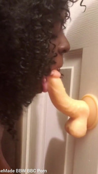 Oral seks uygulaması monte dildo emiyor