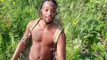 Kennie Jai: Kenniejai geht draußen nackt herum und wird erwischt