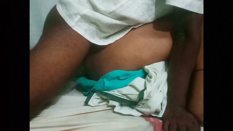 Desi Sathiya: 舔亲吻视频