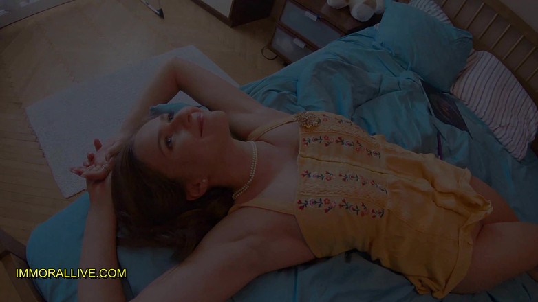 Immoral Live: Stacy Cruz are parte de ultimul râs când tatăl ei...