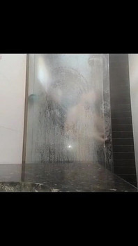 땀에 흠뻑 젖어 잠에서 깼고 너무 흥분해서 샤워를 해야 했습니다