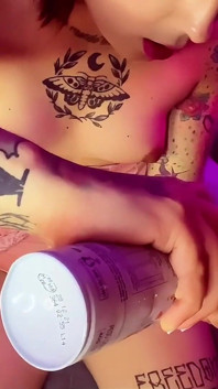 Trans ragazza emma ink succhia un grande cazzo con la panna montata