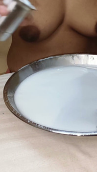 Première Vidéo De Traite Un Verre De Lait De La Poitrine