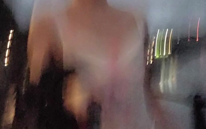 NotAFuta: Brud exhibitionist sperma på gatan