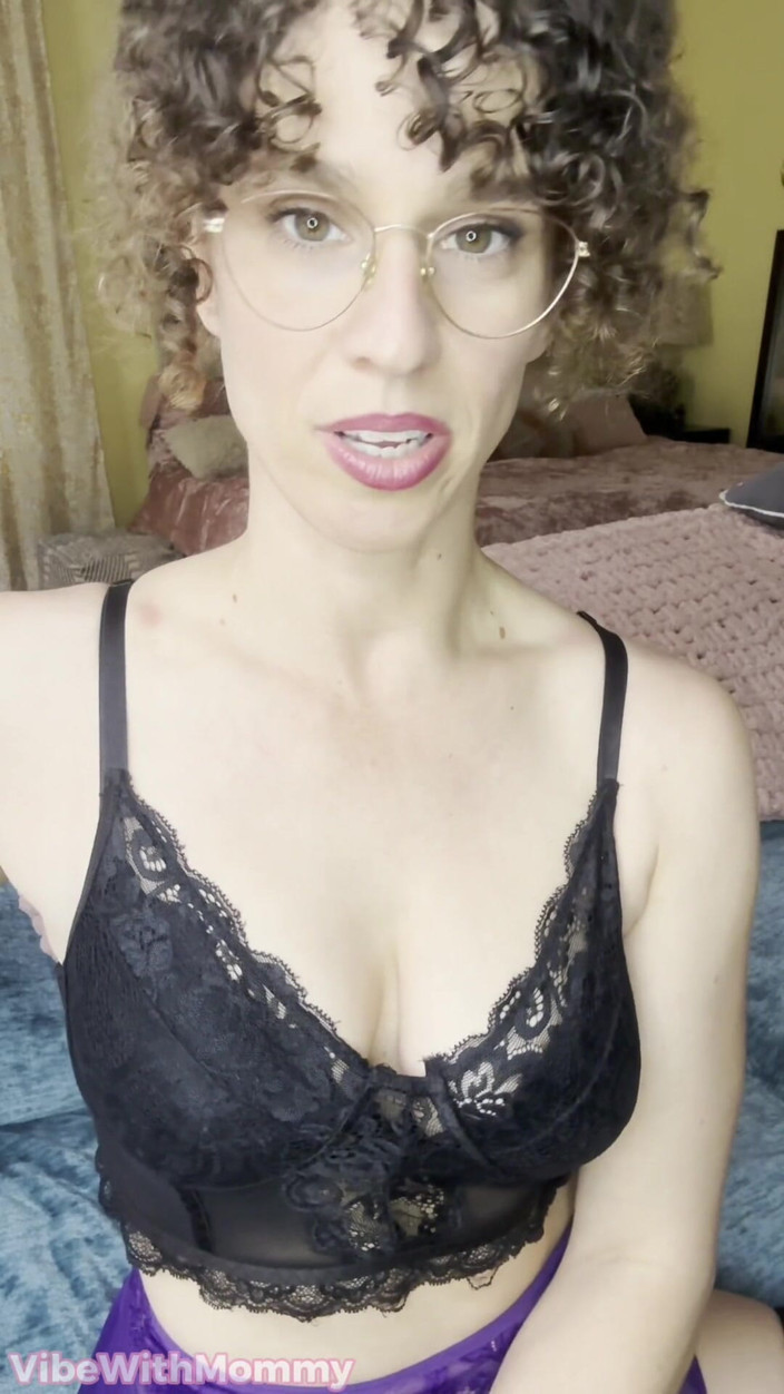 VibeWithMommy: Dommy mama Strapon POV JOI