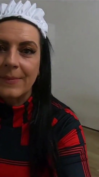 Pokojówka nimfomanka masturbuje się miotłą i mopem podczas sprzątania opuszczonego domu
