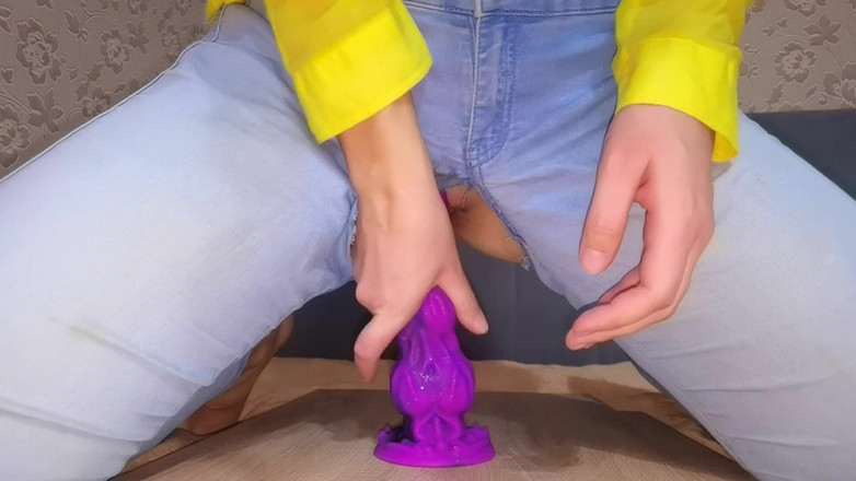 Girlnona: Bad Dragon растягивает тугую киску возбужденной мачехи в порванных джинсах крупным планом