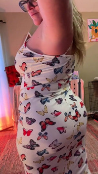 Sundress probează cu un cur mic tremurând