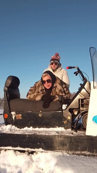 Abbiamo cavalcato una motomobile con la mia matrigna e abbiamo deciso di fare sesso, sborra dentro