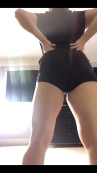 Mes jambes brûlent à partir des squats d’aujourd’hui et s’entraînent, mais j’adore mon cul dans ces shorts de trading, pas vous ?