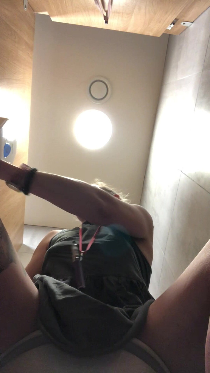 Pissing Paradise: 在公共厕所从完美的毛茸茸的阴户撒尿