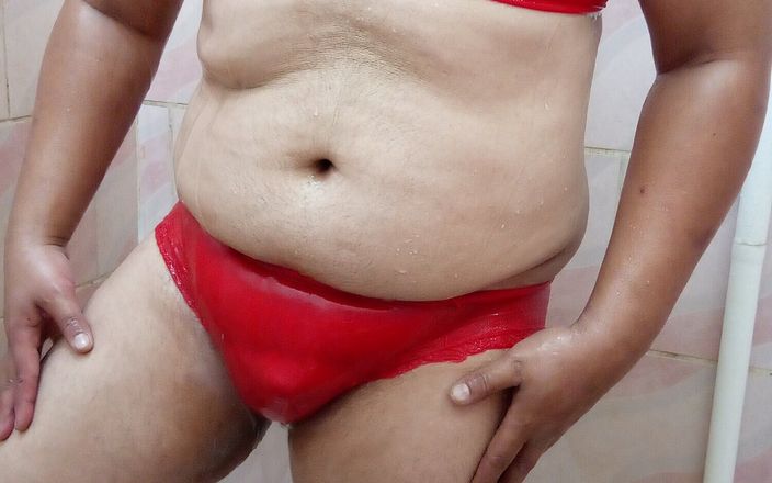 The inner heat of love: 在浴室里，我在fatma夫人的红色内裤和性感胸罩中发泄了我的性欲