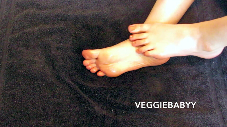Veggiebabyy: Wcieranie oleju w stopy