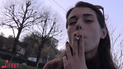 Smokin Fetish: Beauty teen in outdoor smoking