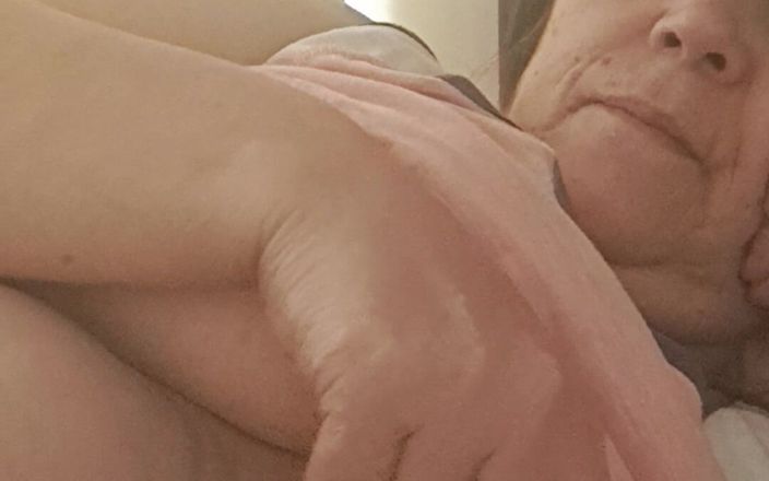 Mommy big hairy pussy: Đánh thức bộ ngực mềm mại của mẹ kế