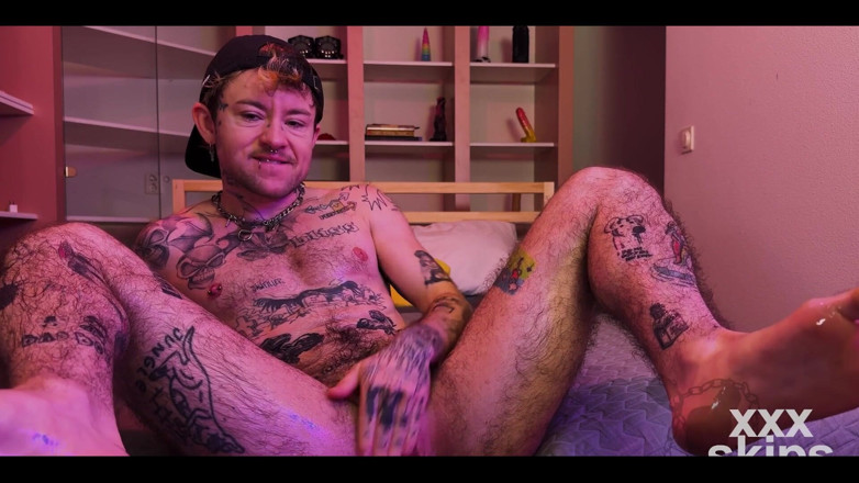 Xxx skips: Ftm Xxxskips bertatu meliputi dirinya dalam minyak, menggesel kaki telanjangnya,...