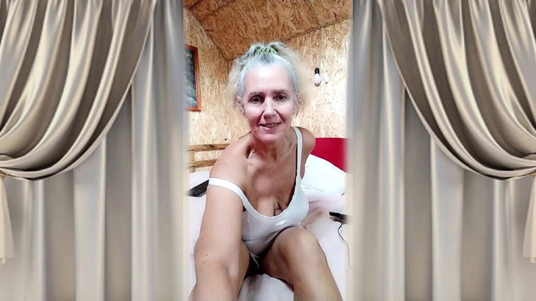 Lukerya: Sexy žena v domácnosti Lukerya v saténovém bílém prádle na velké...