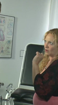 Rubia madura en médicos meando en él