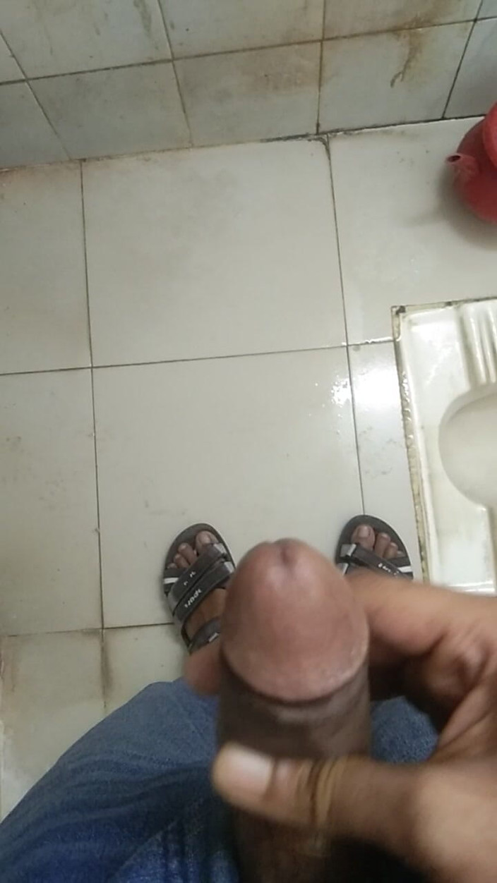 Viral_tiktokar: I Went to the Office Bathroom and Hit My Hand...